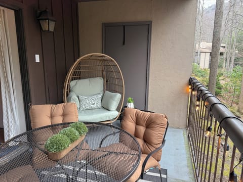 Two egg chairs to curl up in!