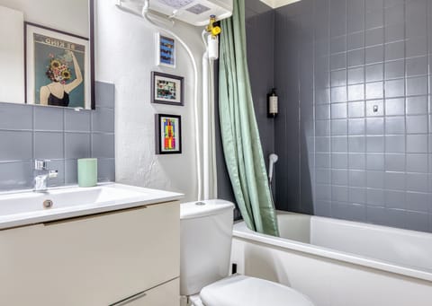 Salle de bain avec baignoire