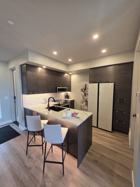  Under cupboard lights. Bar seating.