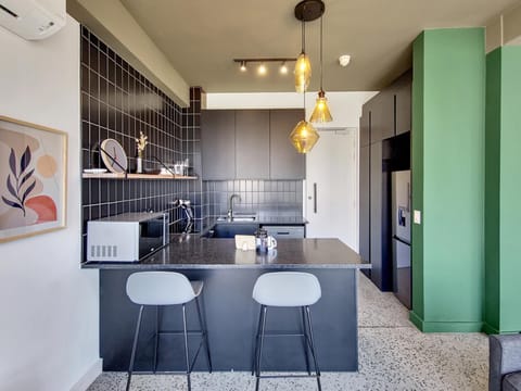 Modern 8th-Floor Getaway with Rooftop Pool & WiFi (32708)