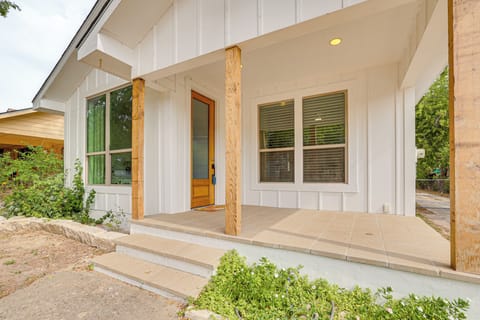 San Antonio Vacation Rental | 2BR | 1BA | 936 Sq Ft | 3 Steps to Access