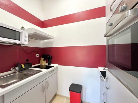 Die Küche verfügt über Besteck, Salz & Pfeffer, Schneidebretter, einen Backofen. Es gibt eine Mikrowelle, zwei Herdplatten, einen Toaster sowie eine Kaffeemaschine und einen Wasserkocher, Küchenrollen und allgemeinen Küchenutensilien.