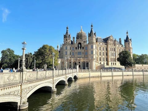 Diese Sehenswürdigkeit darfst Du nicht verpassen! Das Schweriner Schloss eignet sich perfekt für einen schönen Spaziergang.