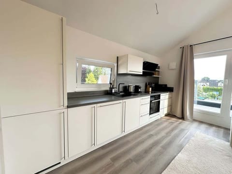 Die Küche verfügt über Besteck, Salz & Pfeffer, Schneidebretter, einen Backofen. Es gibt eine Mikrowelle, vier Herdplatten, einen Toaster sowie eine Kaffeemaschine und einen Wasserkocher Küchenrollen und allgemeinen Küchenutensilien.