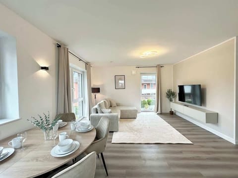 Die Sitzecke bietet genug Platz für bis zu 5 Personen und lädt für gesellige Mahlzeiten und Gespräche ein.