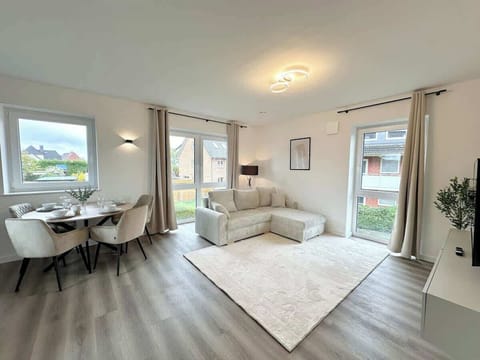 Gemütliches Wohnzimmer mit 50-Zoll-Smart-TV, gemütlicher Essecke, und einem flauschigem Teppich!