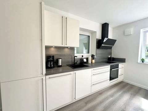 Die Küche verfügt über Besteck, Salz & Pfeffer, Schneidebretter, einen Backofen. Es gibt eine Mikrowelle, vier Herdplatten, einen Toaster sowie eine Kaffeemaschine und einen Wasserkocher Küchenrollen und allgemeinen Küchenutensilien.