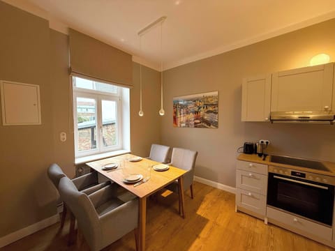 Gemütlicher Essbereich für leckere Speisen und unvergessliche Momente. Der Esstisch eignet sich perfekt für 4 Personen.