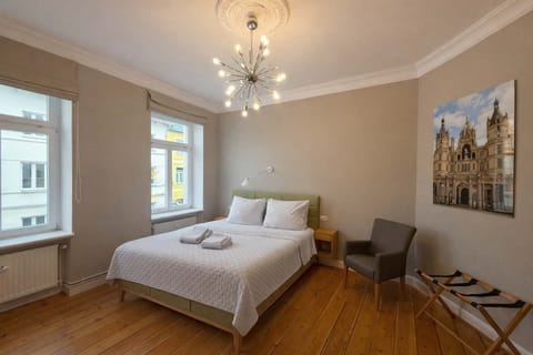 Entspanne in diesem großen und charmanten Schlafzimmer mit abgedunkelten Rollos.
Das bequeme Queensize Bett (160x200cm) sorgt für einen erholsamen und angenehmen Schlaf.