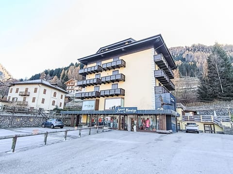 Apartment, Condominium, Swimming Pool, Dock, Marina, Resort, Hotel, Resort Town, Walkway