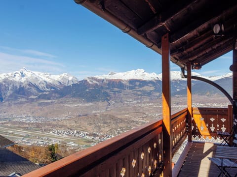 Interior Design, Wall, Flooring, Wood, Ceiling, Furniture, Floor, Room, Lighting, Apartment