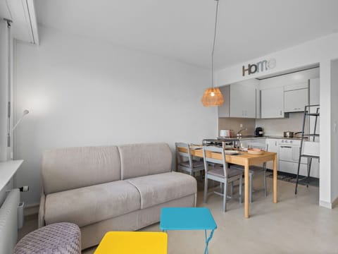 Interior Design, Wall, Flooring, Wood, Ceiling, Furniture, Floor, Room, Lighting, Apartment