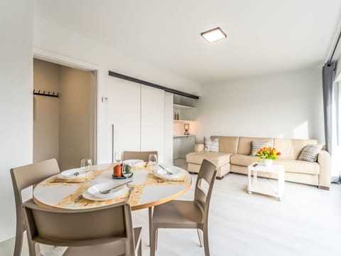 Interior Design, Wall, Flooring, Wood, Ceiling, Furniture, Floor, Room, Lighting, Apartment