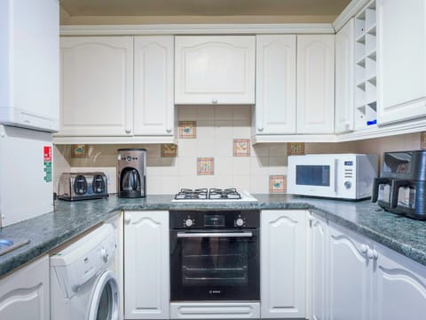 Kitchen, Kitchen Appliance, Major Appliance, Countertop, Kitchen Stove, Interior Design, Flooring, Cabinetry, Stove, Home Appliance