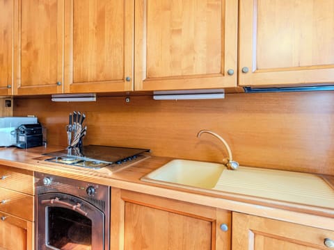 Countertop, Wood, Kitchen, Kitchen Sink, Flooring, Cabinetry, Plumbing Fixture, Tap, Floor, Sink