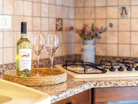 Tableware, Bottle, Drinkware, Countertop, Food, Serveware, Fruit, Kitchen, Glass Bottle