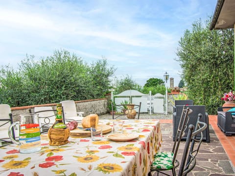 Furniture, Table, Garden, Chair, Flowerpot, Kitchen & Dining Room Table, Houseplant, Backyard, Outdoor Table, Yard