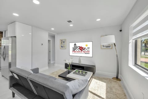 Newly renovated, modern studio offering the perfect blend of suburban tranquility and easy access to all the excitement of Miami. Ideal for business travelers, couples, or solo adventurers!