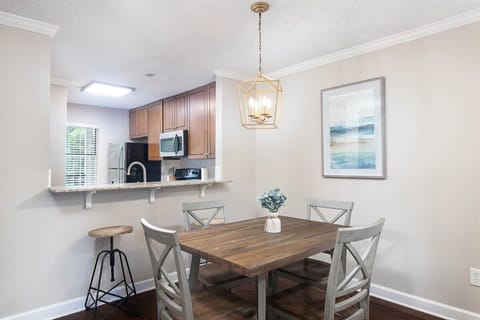 4 Dining Chairs.
2 Barstools.