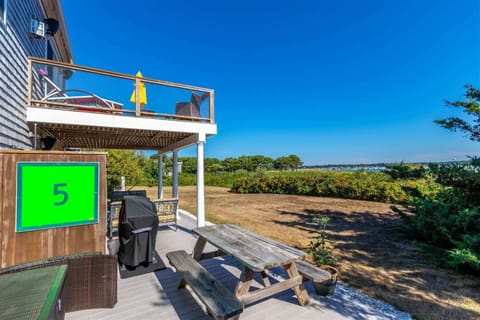 Welcome Chipmans Cove Lookout. Amazing rental with great waterfront views