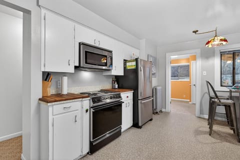 Large kitchen with a view into the laundry room - equipped with a washer and dryer!