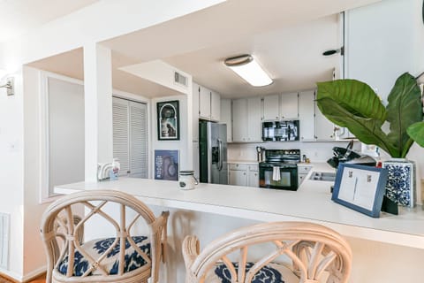 The kitchen bar top will also seat 2, perfect for breakfast or morning coffee!