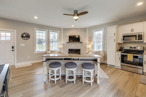 Bar Dining Area | Main Level