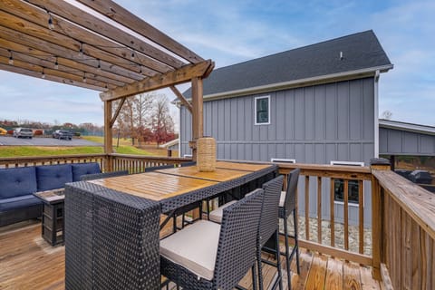 Huddleston Vacation Rental | 3BR | 3BA | 2,117 Sq Ft | 4 Steps Required