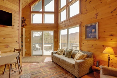 Wardensville Vacation Rental | 2BR | 1BA | 850 Sq Ft | 5 Steps Required