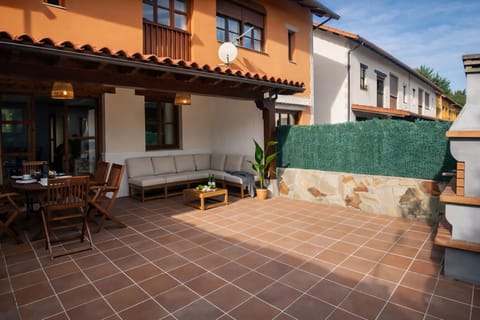 Property building,BBQ facilities,Balcony/Terrace,Living room,Floor plan,Dining area