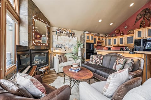 Living Area - Royal Mountain Retreat - Frisco Vacation Rental