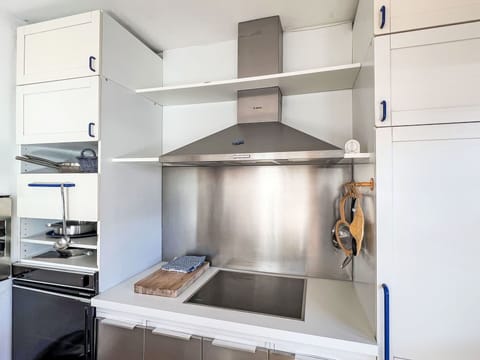 Kitchen, Major Appliance, Kitchen Appliance, Interior Design, Ceiling, Flooring, Cabinetry, Home Appliance, Kitchen Stove