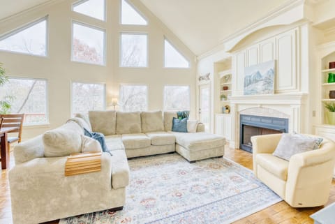 Cozy corners and bright spaces! ✨ This living room is all about comfort and style. Perfect for relaxing or entertaining! 🛋️💖