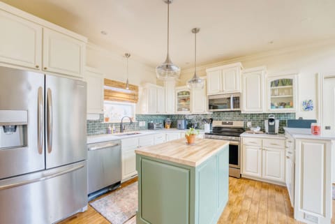 Transform your cooking experience in this stunning kitchen! 🥘✨ From modern appliances to a cozy island