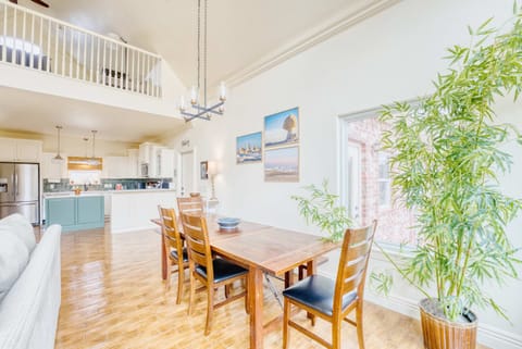 A cozy dining space that invites laughter and shared moments! 🥂🥗 Where will your next meal take you?