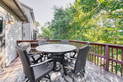 Enjoy alfresco meals on the deck with a table for six and lush treetop views—ideal for family dinners or game nights.