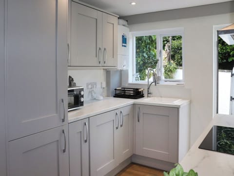 Kitchen | Bryn Hyfryd Cottage, Conwy