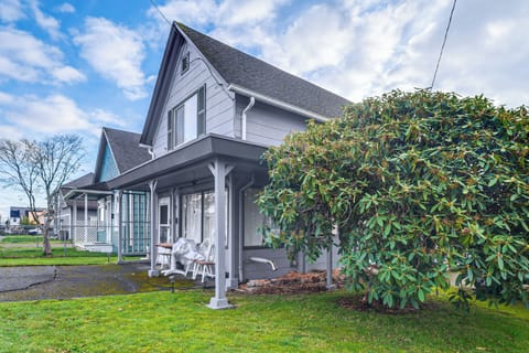 Hoquiam Vacation Rental | 2BR | 1.5BA | 1,280 Sq Ft | Stairs Required