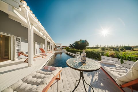 Private pool and sun terrace with loungers — Villa Verso Comporta, holiday villa in Alcácer do Sal