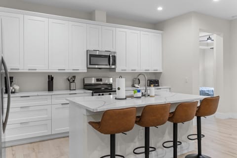 Additional seating for up to 4 guests for an intimate breakfast!