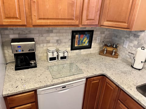 Kitchen has all the amenities