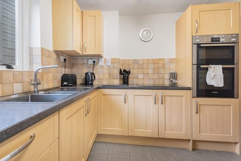 Traditional Lakeland Cottage in the heart of Pooley Bridge with riverside access