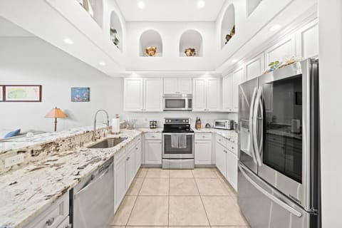 Fully stocked kitchen!