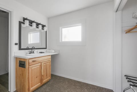 1 Queen Bed, Partial Lake View image 1