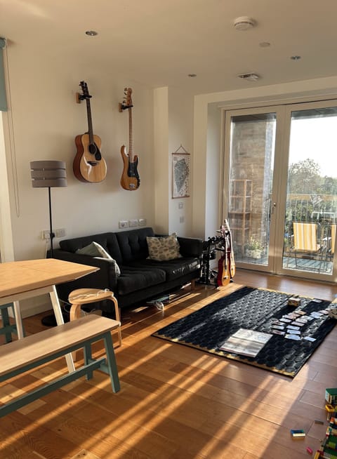 Living space with balcony and view of the park (kitchen behind) 