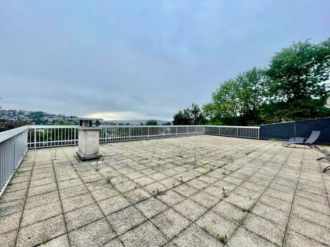 Grande terrasse pour profiter de l'extérieur 