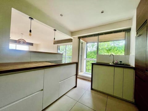 Jolie cuisine avec bel espace pour cuisiner 