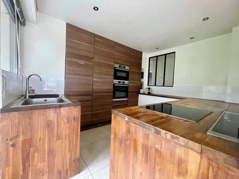 Magnifique cuisine lumineuse avec de nombreux rangements