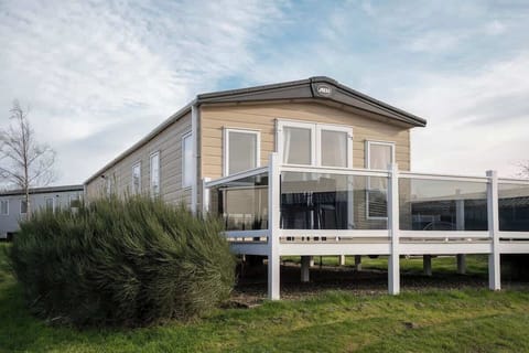 Book Now with on ViViStays.com 

☀️ Enjoy a spacious south-facing decking area bathed in natural light, complete with ultra-fast Starlink connectivity — perfect for relaxing, dining, or working outdoors.