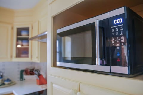 Full kitchen for preparing meals when not dining out at OS hotspots
